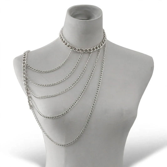 Silberne One-Shoulder Body Chain mit mehrlagigen Ketten