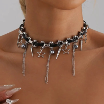 Statement Choker mit Stern-, Spike- und Quastenanhängern
