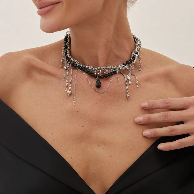 Mehrlagiger Kristall Choker mit schwarzen Kristallen und Quasten