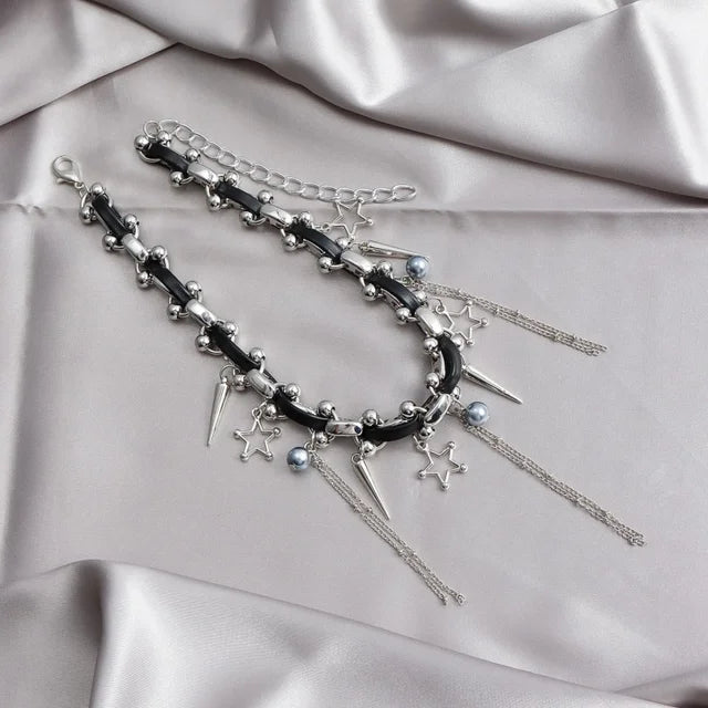 Statement Choker mit Stern-, Spike- und Quastenanhängern