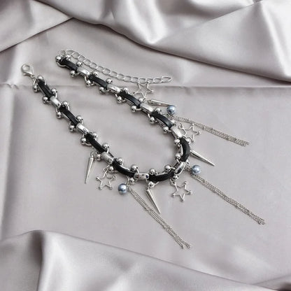 Statement Choker mit Stern-, Spike- und Quastenanhängern
