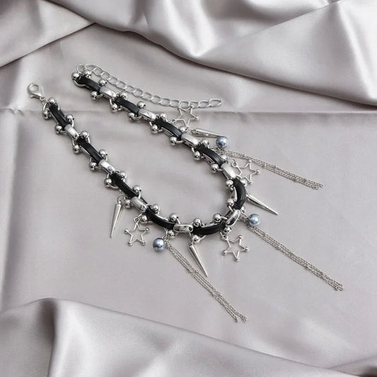 Statement Choker mit Stern-, Spike- und Quastenanhängern
