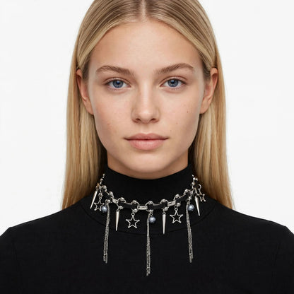 Statement Choker mit Stern-, Spike- und Quastenanhängern