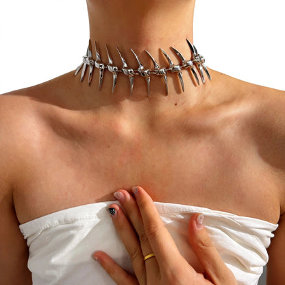Statement Choker mit Skelett-Design und Rückenanhänger in Silber