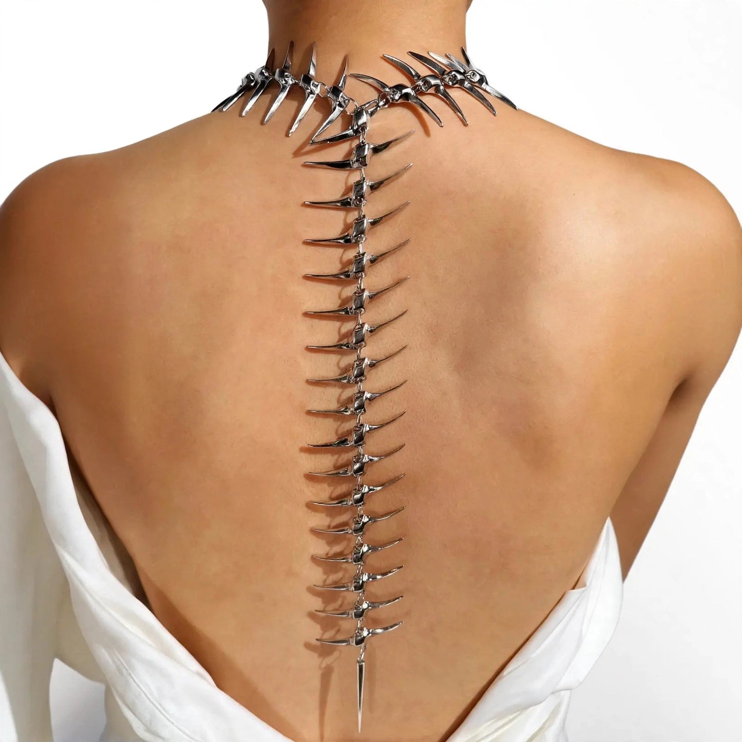 Statement Choker mit Skelett-Design und Rückenanhänger in Silber