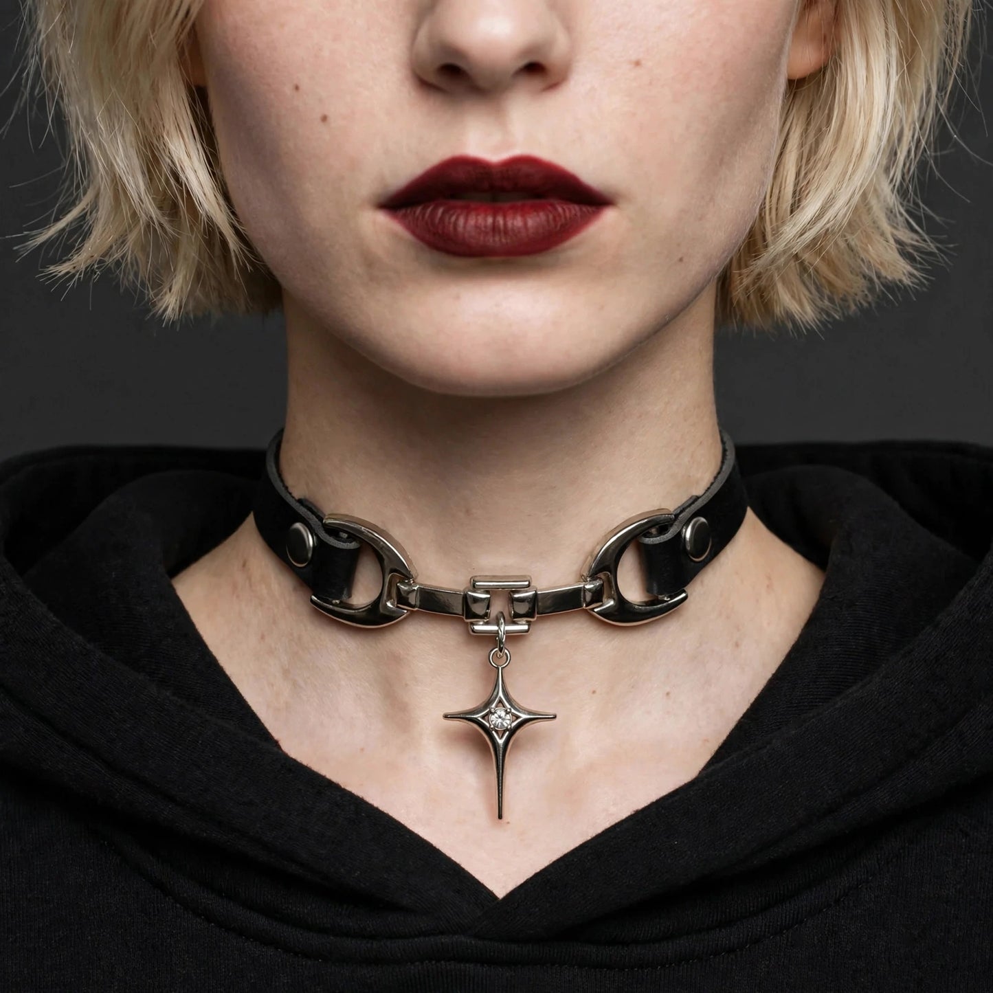 Schwarzer PU-Leder Choker mit Frontverschluss und Sternanhänger