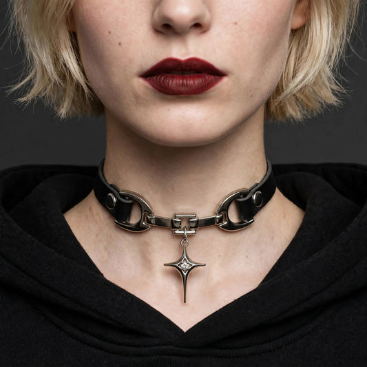 Schwarzer PU-Leder Choker mit Frontverschluss und Sternanhänger